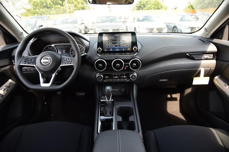 Nissan Sentra Vehicle Full-screen Gallery Image 9