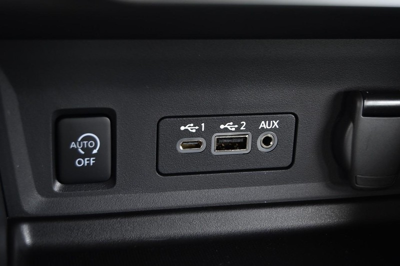 Nissan Sentra Vehicle Full-screen Gallery Image 17