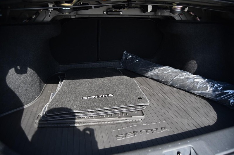 Nissan Sentra Vehicle Full-screen Gallery Image 24