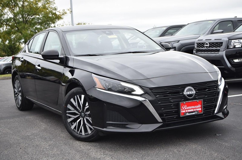 Nissan Altima Vehicle Full-screen Gallery Image 2