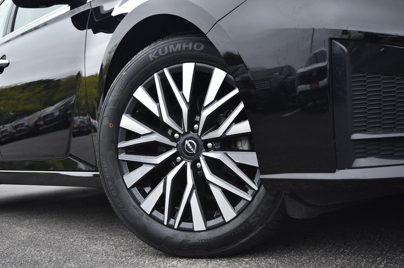 Nissan Altima Vehicle Full-screen Gallery Image 3