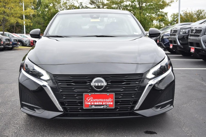 Nissan Altima Vehicle Full-screen Gallery Image 4