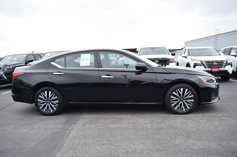 Nissan Altima Vehicle Full-screen Gallery Image 5