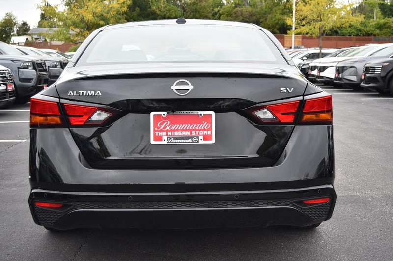 Nissan Altima Vehicle Full-screen Gallery Image 6