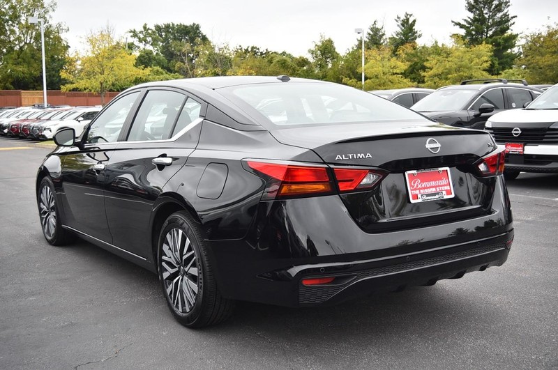 Nissan Altima Vehicle Full-screen Gallery Image 7