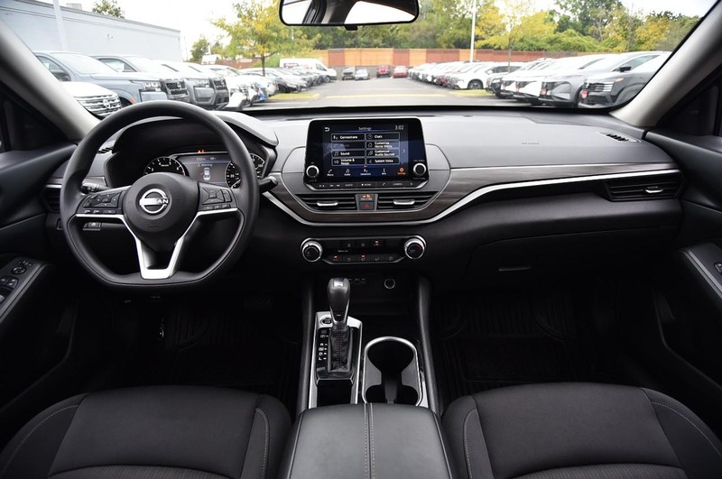 Nissan Altima Vehicle Full-screen Gallery Image 8