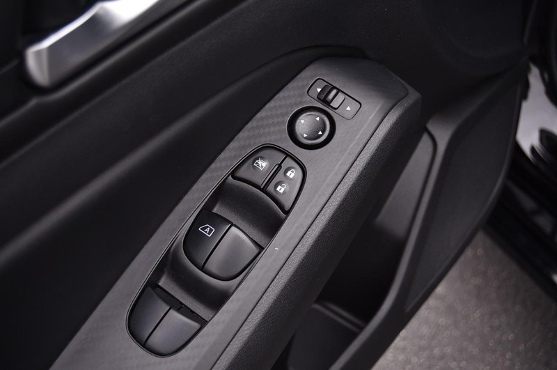 Nissan Altima Vehicle Full-screen Gallery Image 9