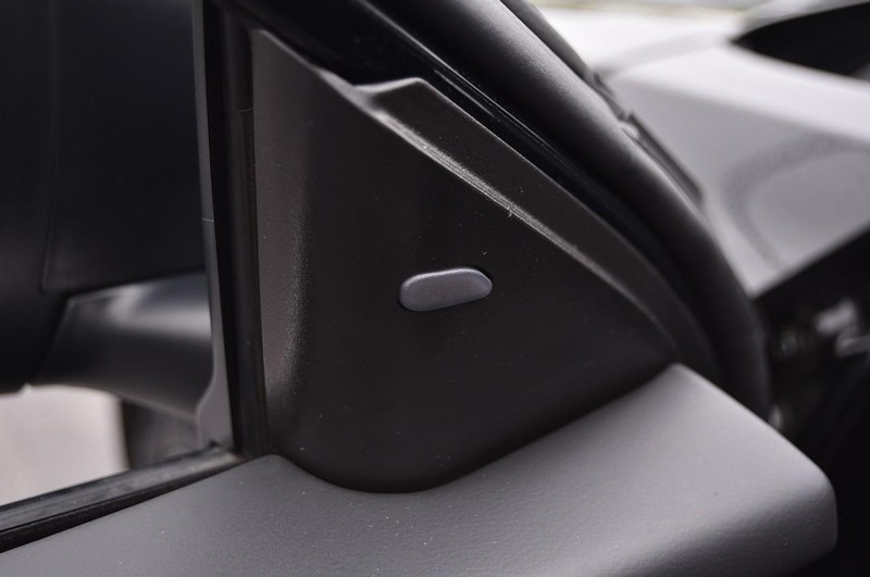 Nissan Altima Vehicle Full-screen Gallery Image 10