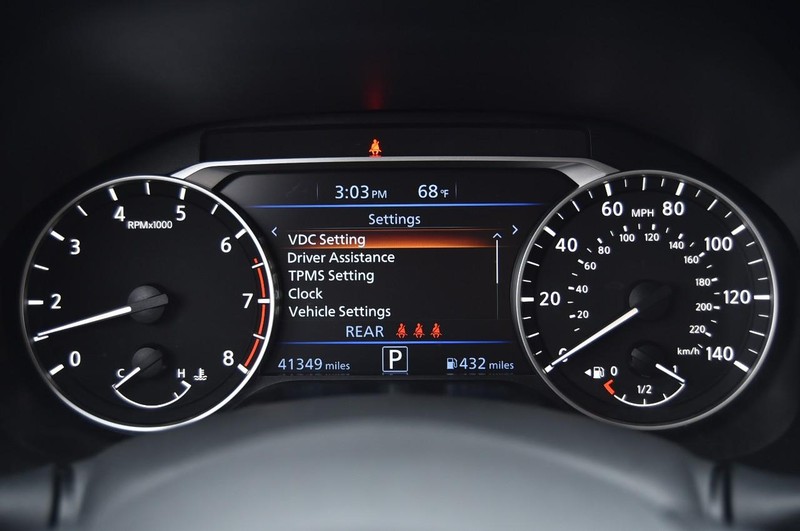 Nissan Altima Vehicle Full-screen Gallery Image 12