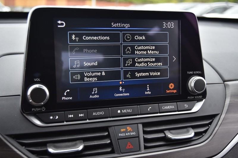 Nissan Altima Vehicle Full-screen Gallery Image 14