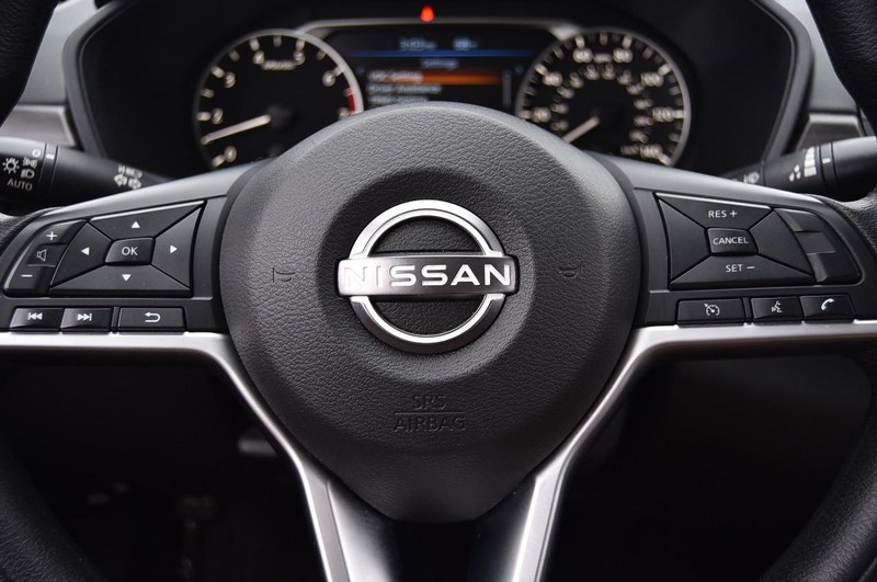 Nissan Altima Vehicle Full-screen Gallery Image 18