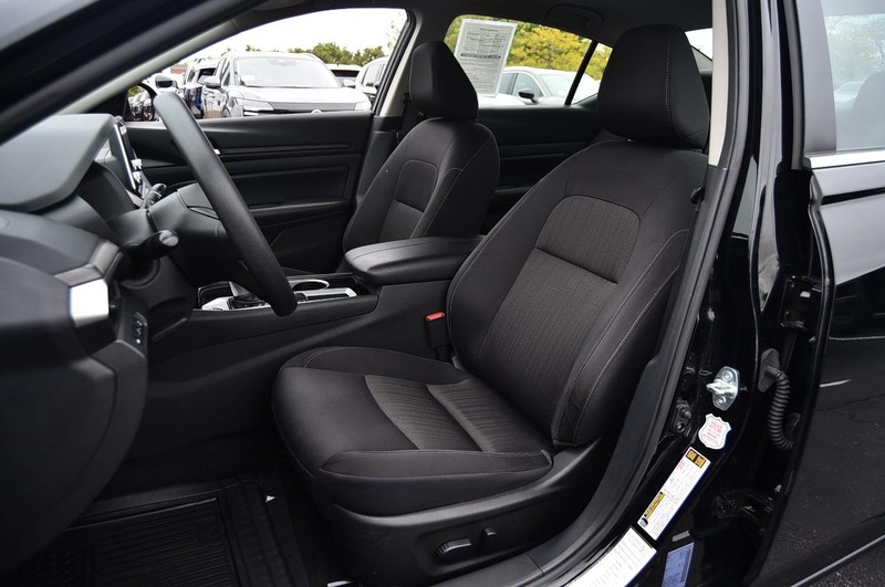 Nissan Altima Vehicle Full-screen Gallery Image 19