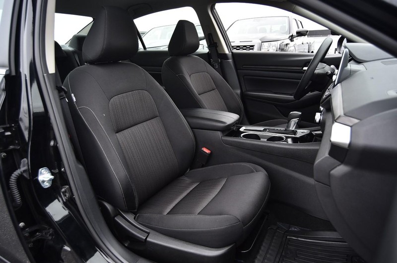 Nissan Altima Vehicle Full-screen Gallery Image 20