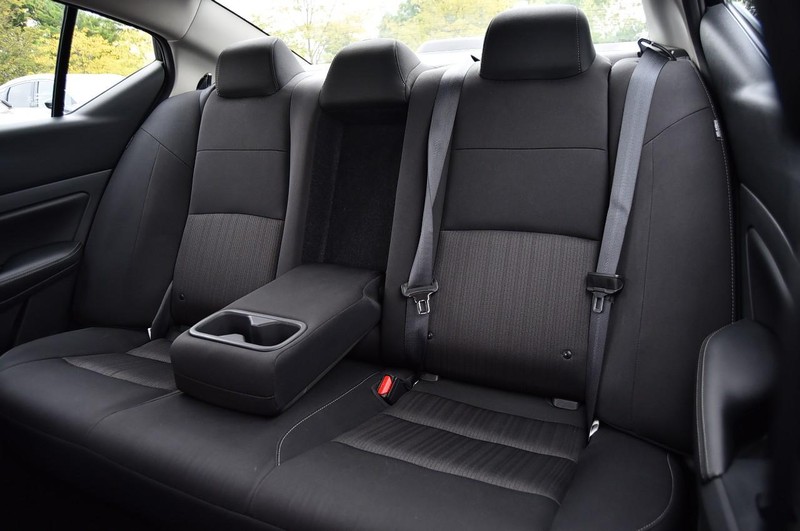 Nissan Altima Vehicle Full-screen Gallery Image 21