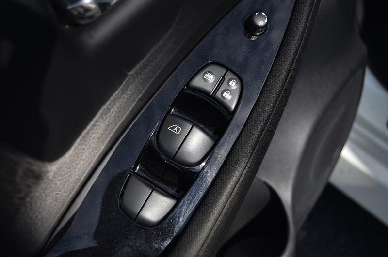 Nissan LEAF Vehicle Image 09