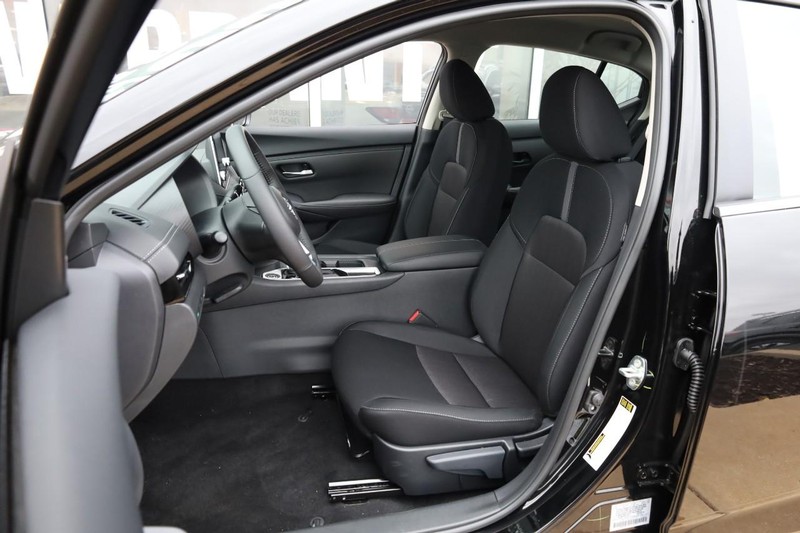 Nissan Sentra Vehicle Image 07