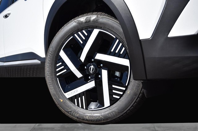 Nissan Kicks Vehicle Image 03