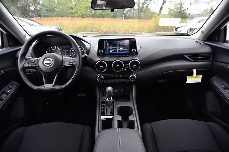 Nissan Sentra Vehicle Image 08