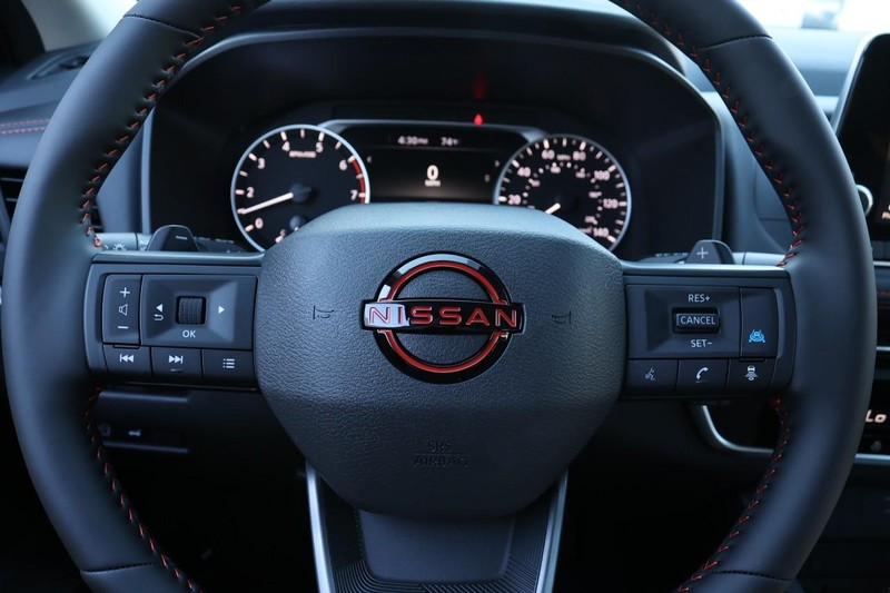 Nissan Rogue Vehicle Full-screen Gallery Image 8