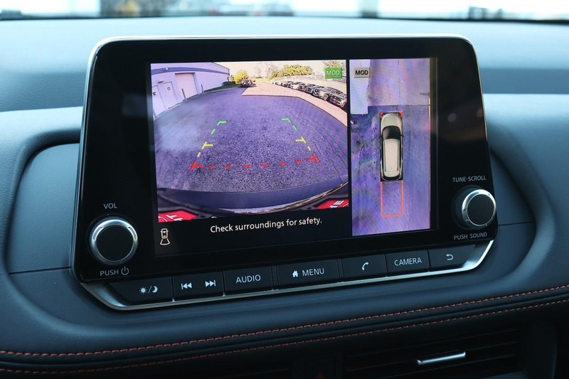 Nissan Rogue Vehicle Full-screen Gallery Image 11