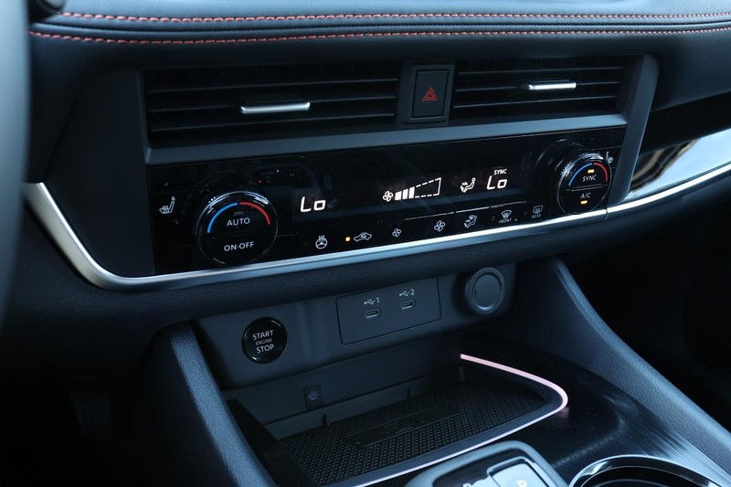 Nissan Rogue Vehicle Full-screen Gallery Image 12