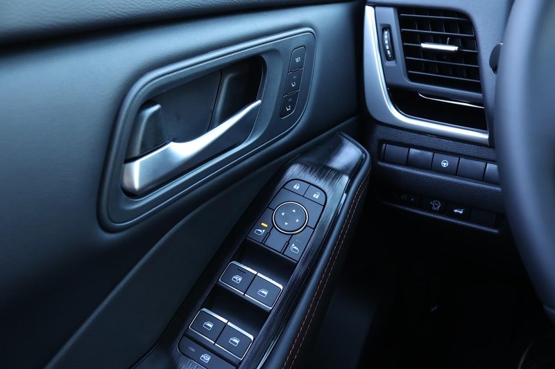 Nissan Rogue Vehicle Full-screen Gallery Image 15