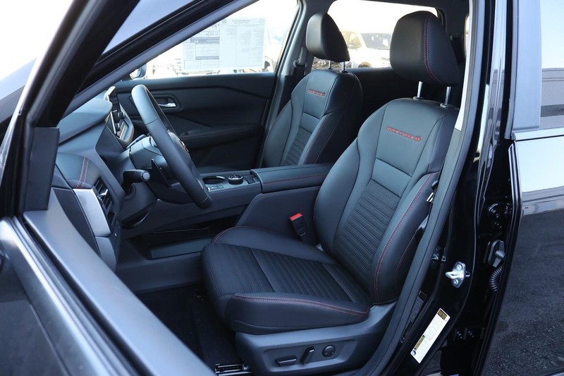 Nissan Rogue Vehicle Full-screen Gallery Image 16