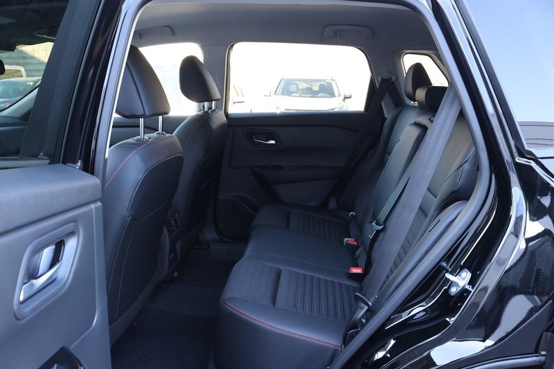 Nissan Rogue Vehicle Full-screen Gallery Image 17