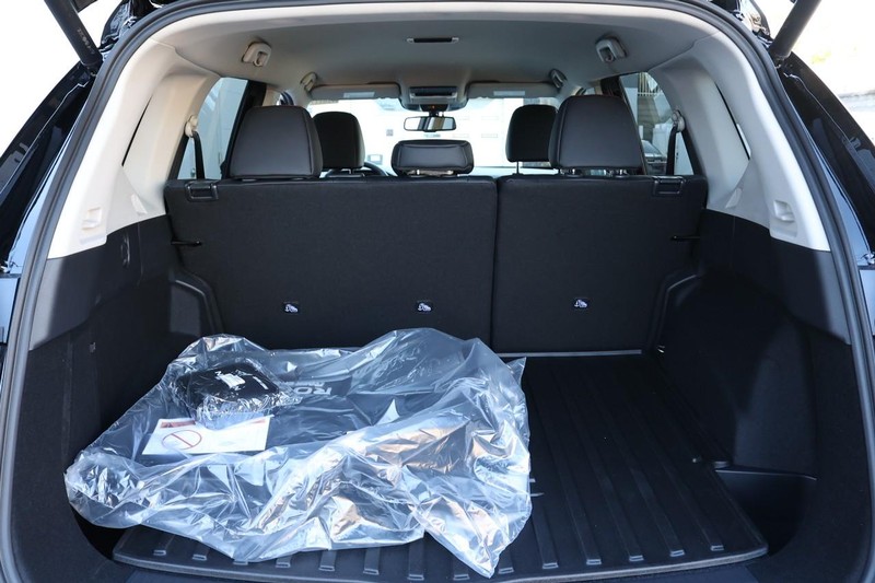 Nissan Rogue Vehicle Full-screen Gallery Image 19