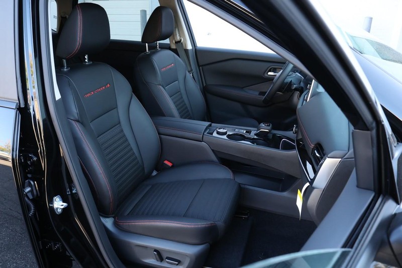 Nissan Rogue Vehicle Full-screen Gallery Image 21