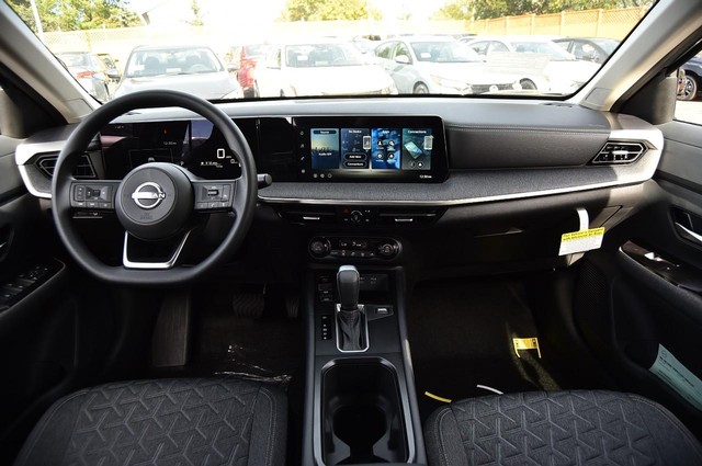 Nissan Kicks Vehicle Image 08