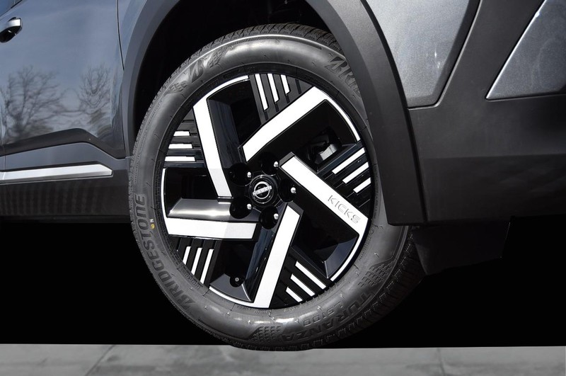 Nissan Kicks Vehicle Image 03