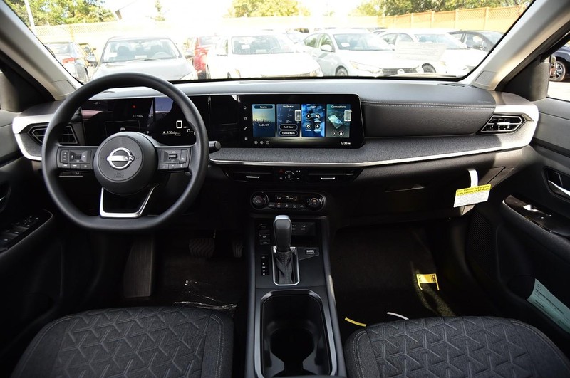 Nissan Kicks Vehicle Image 08