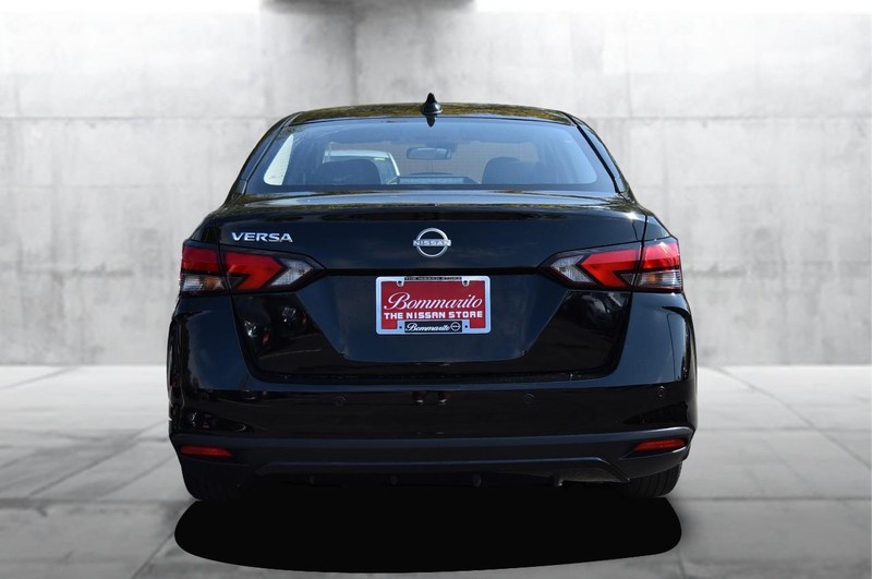 Nissan Versa Vehicle Image 06