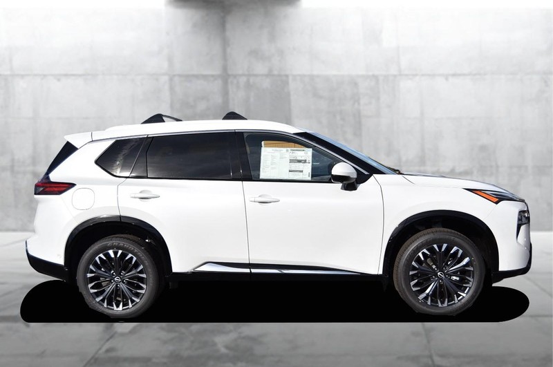 Nissan Rogue Vehicle Image 05