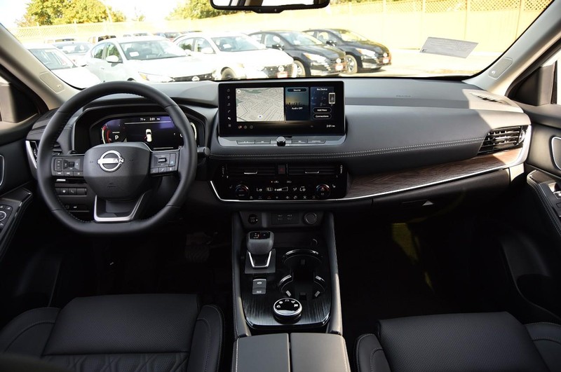 Nissan Rogue Vehicle Image 08