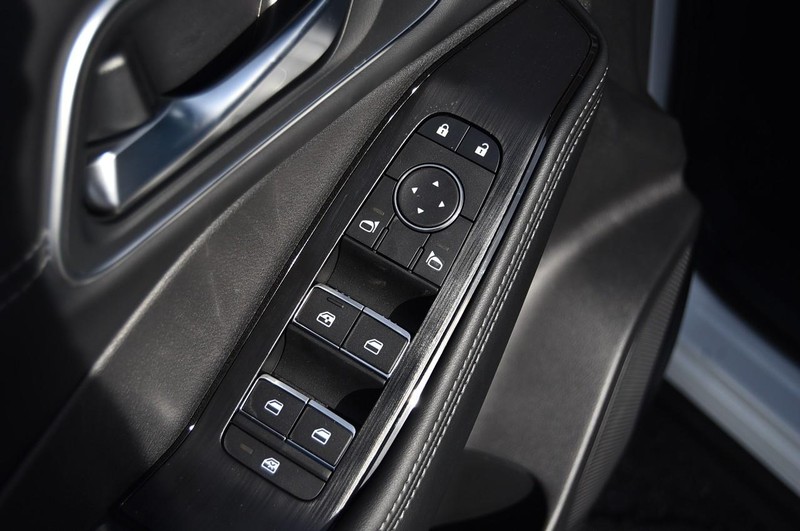 Nissan Rogue Vehicle Image 09