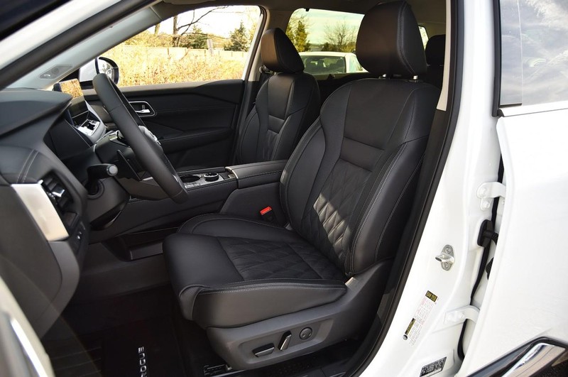 Nissan Rogue Vehicle Image 23