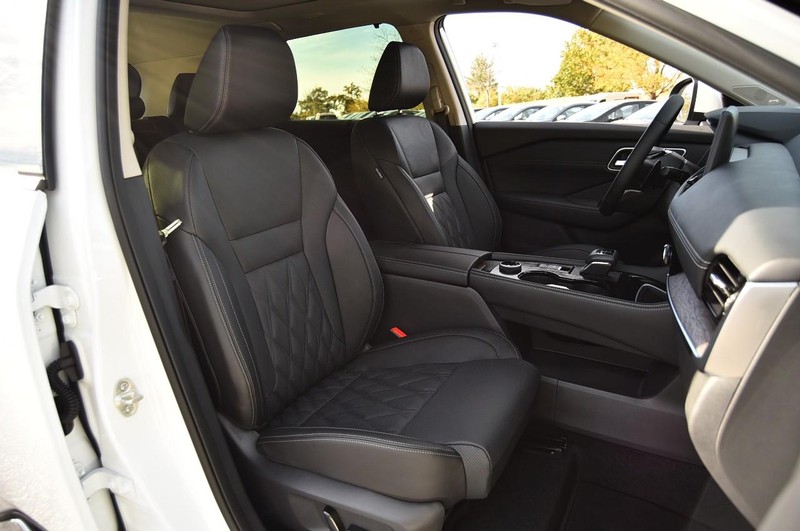 Nissan Rogue Vehicle Image 24