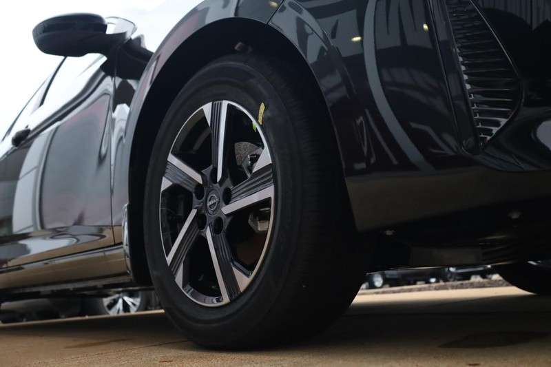 Nissan Sentra Vehicle Image 03