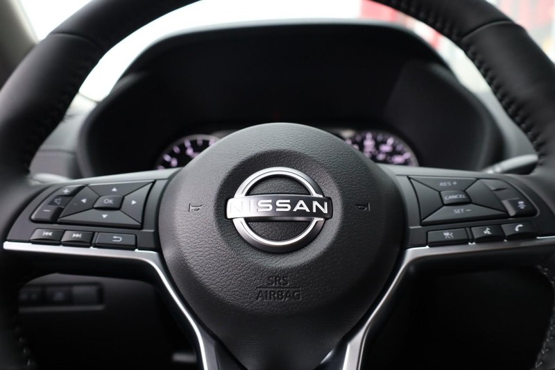 Nissan Sentra Vehicle Image 09