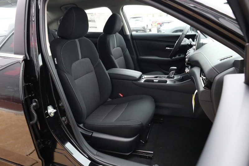 Nissan Sentra Vehicle Image 24