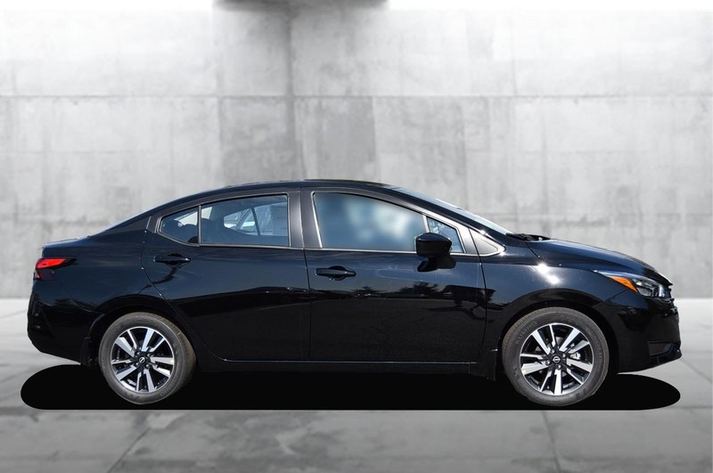 Nissan Versa Vehicle Full-screen Gallery Image 5