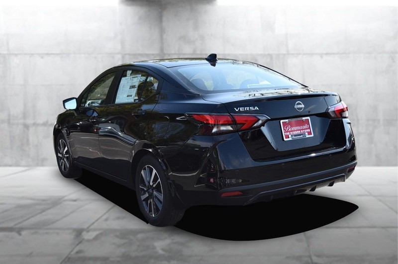 Nissan Versa Vehicle Full-screen Gallery Image 7