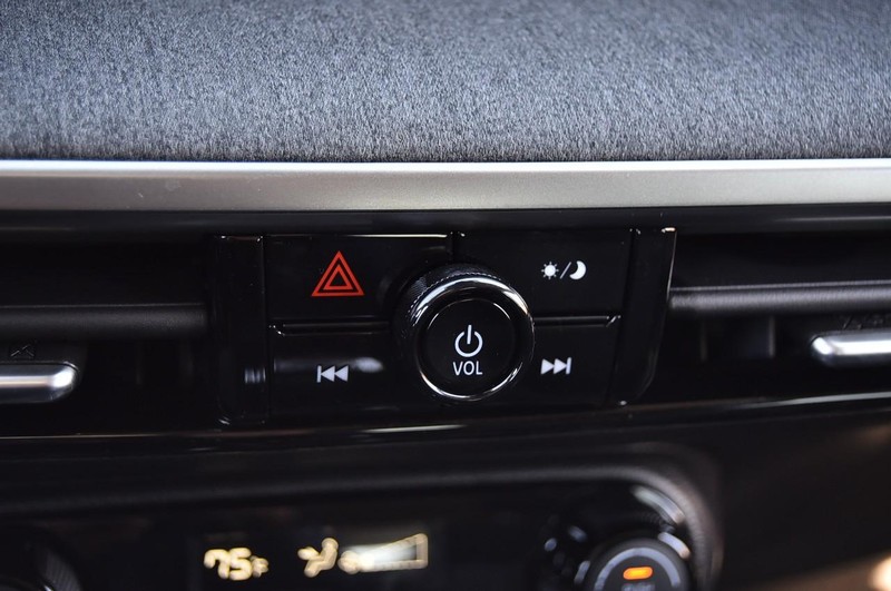 Nissan Kicks Vehicle Full-screen Gallery Image 15