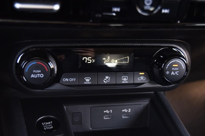 Nissan Kicks Vehicle Full-screen Gallery Image 16