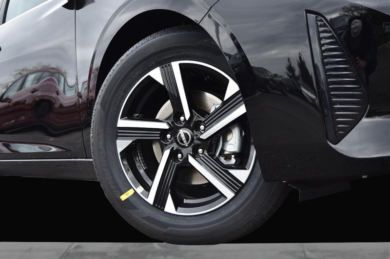 Nissan Sentra Vehicle Image 03