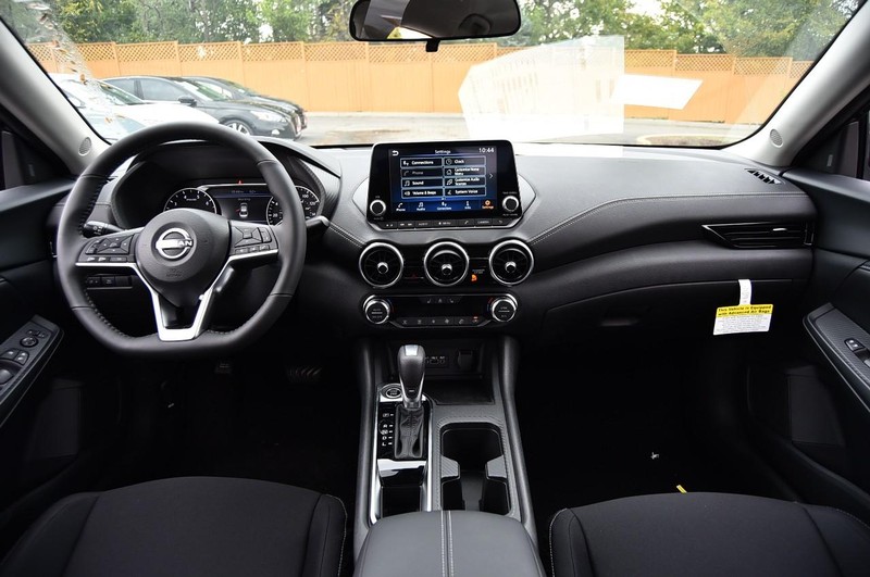 Nissan Sentra Vehicle Image 08