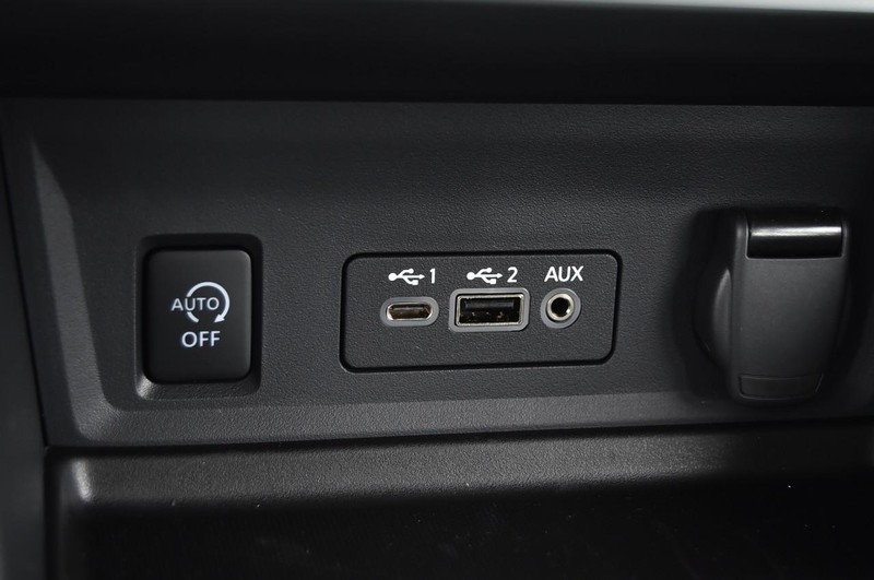 Nissan Sentra Vehicle Image 16