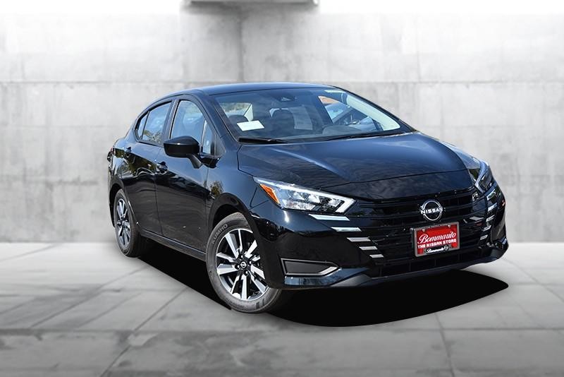 Nissan Versa Vehicle Full-screen Gallery Image 2